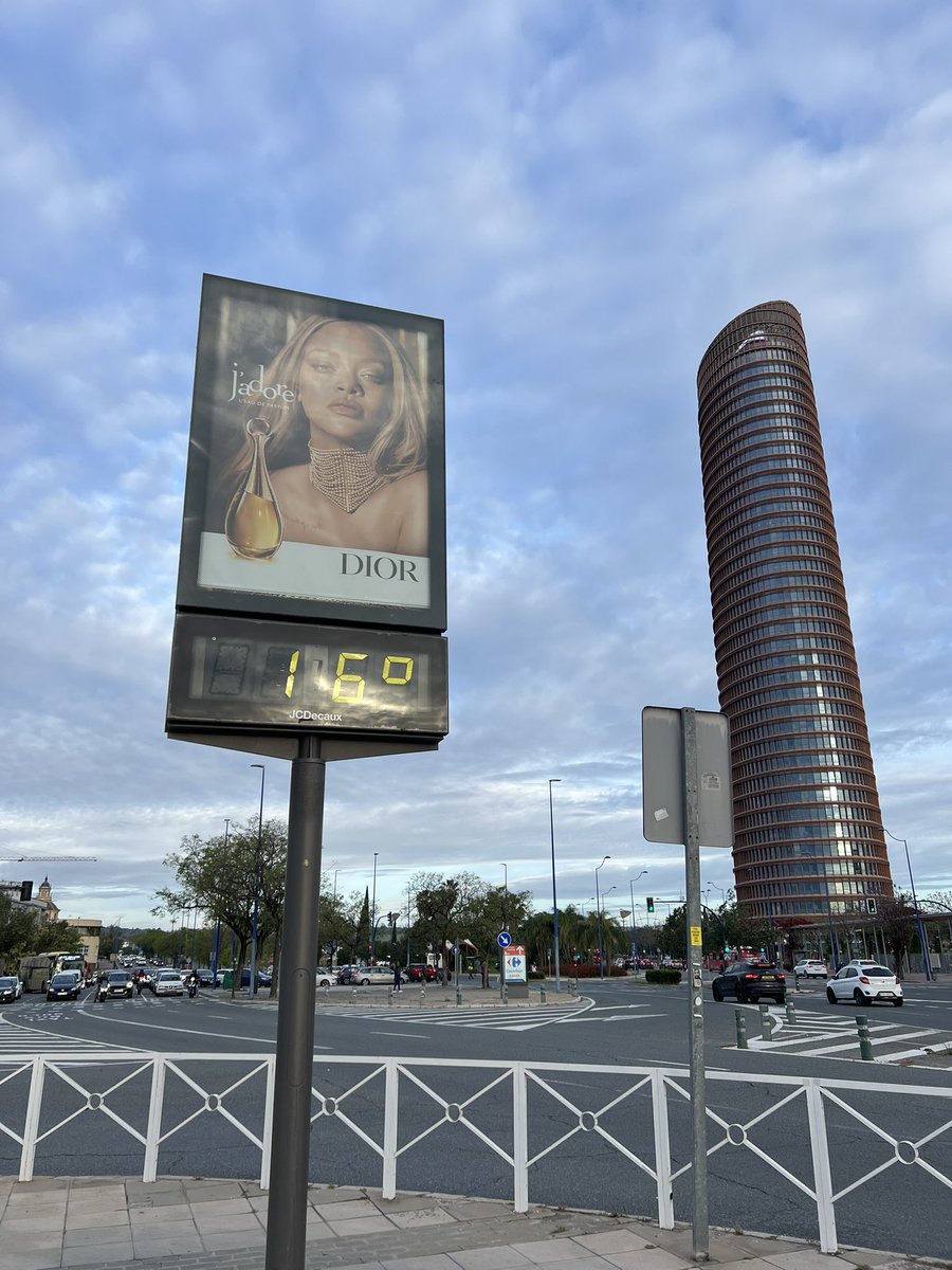 Buscando a #elpescadordeTriana lleva toda la mañana #lafotógrafadelpuentr aunque piensa que está ya preparando la Feria que empieza (oficialmente) esta noche ¡Buenas tardes!