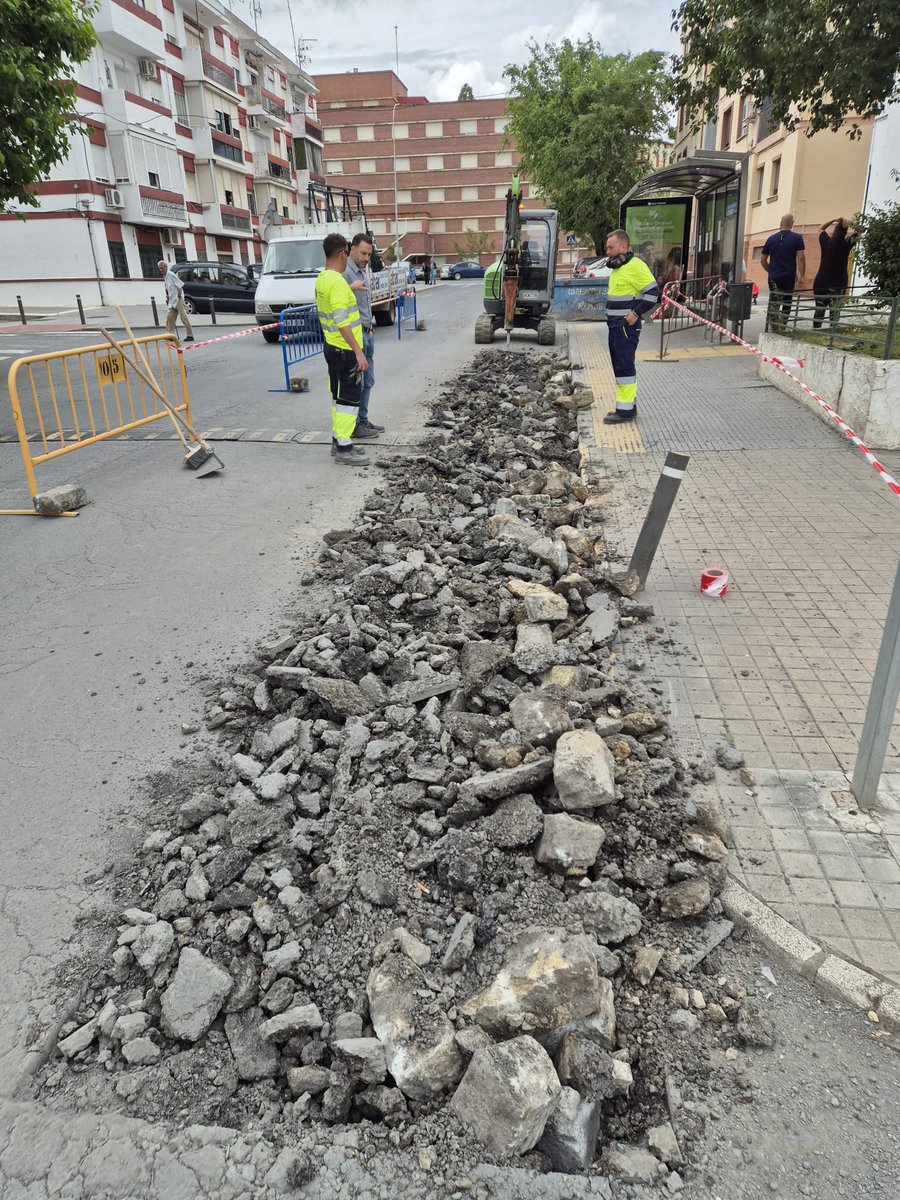 ⚒️Hemos iniciado los trabajos ya programados de rehabilitación del pavimento en la zona de la parada de autobús de la calle Gonzalo de Berceo en el barrio de La Orden.

🤝Mantenemos una escucha activa con nuestros vecinos y vecinas.