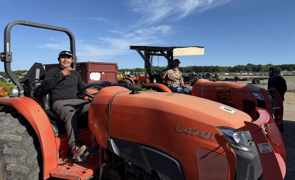 @ConsulMexOklh continúa muy activo, visitando a trabajadores migrantes con visas H-2 en granjas a lo largo de Oklahoma. Este esquema laboral no solo apoya a las industrias locales, sino que también proporciona un marco de seguridad laboral para los trabajadores. Agradecemos a