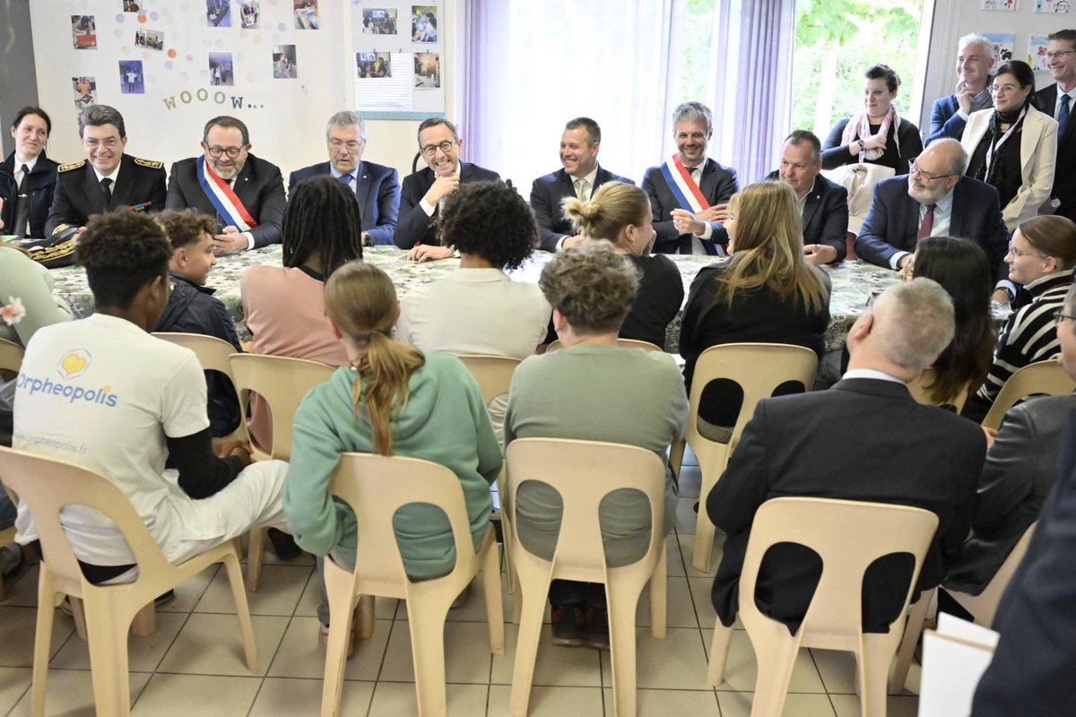 Émotion et gratitude au Village Orphéopolis de Bourges.
Merci au Ministre de l’Intérieur, <a href="/BrunoRetailleau/">Bruno Retailleau</a> pour sa venue, son écoute et son soutien aux familles de policiers.
Un moment fort pour notre institution centenaire 🇫🇷