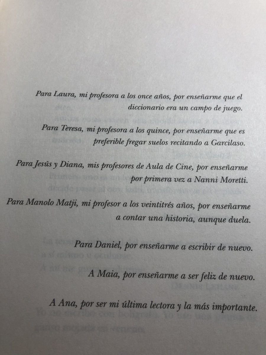 Creo que no os lo he contado, pero mi nueva novela está dedicada a todos los profesores que me hicieron amar este mundo de la escritura.

Hoy estoy escribiendo a todos ellos y... es muy emocionante.

Si tuviste un profesor que te cambió la vida, por favor, díselo.