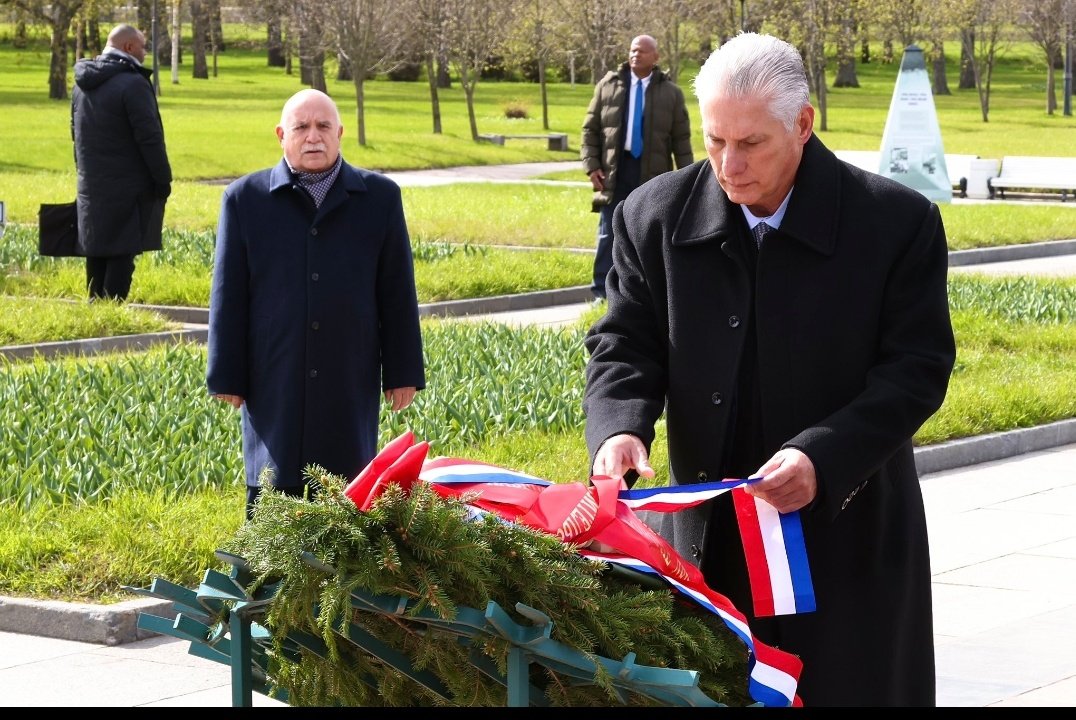 Mara Rodríguez (@7mararodriguez) on Twitter photo #DiazCanelEnRusia rindió homenaje a los defensores de Leningrado.
#YoSigoAMiPresidente
<a href="/DeZurdaTeam_/">DeZurdaTeam 📳</a>
<a href="/IzquierdaPinera/">🇨🇺IzquierdaPinera❤️</a> #DiazCanelEnRusia rindió homenaje a los defensores de Leningrado.
#YoSigoAMiPresidente
<a href="/DeZurdaTeam_/">DeZurdaTeam 📳</a>
<a href="/IzquierdaPinera/">🇨🇺IzquierdaPinera❤️</a>