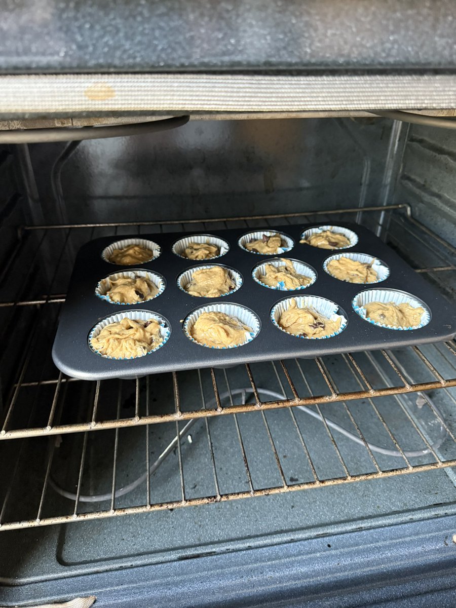 bteach33's tweet photo. Having to be gluten free due to autoimmune diseases, I have been afraid to try gluten free foods- why? Because it’s going to taste way different! Last night I made my first batch of gluten free chocolate chip protein breakfast muffins and WOW I love! 🤤🤤 https://t.co/1h4i6a2AMB