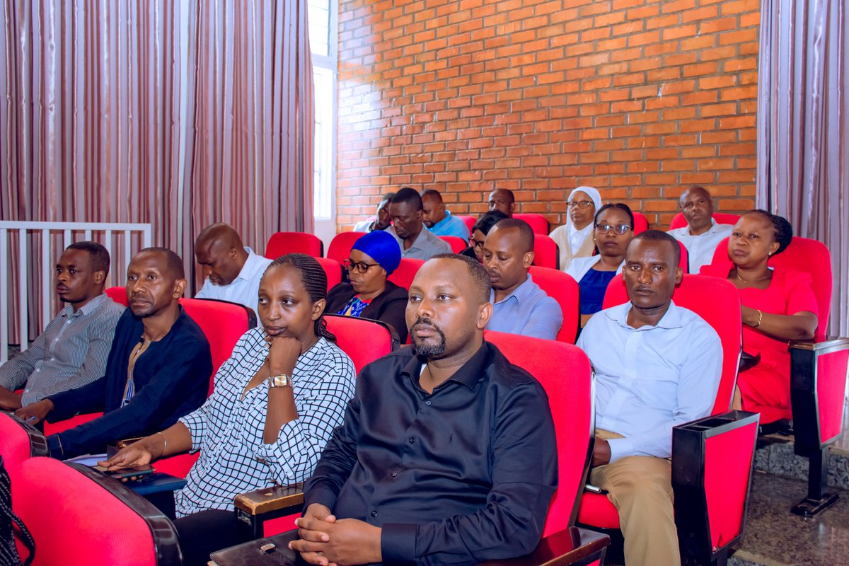 Umuyobozi w'Akarere Gasana Stephen yakiriye Dep. Ndoriyobijya Emmanuel na Dep. Uwababyeyi Jeannette ba Komisiyo y’Imibereho y’Abaturage bari mu gikorwa cy'iminsi ibiri bareba ingamba zihari mu gukemura ibibazo biri muri gahunda y’imirire mibi n’igwingira mu bana bato. 1/3