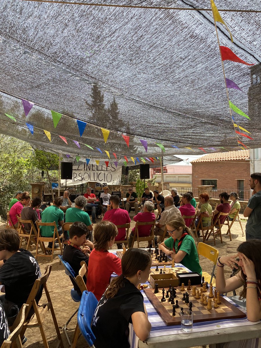 Ciutats gris ciments o pobles vius? 
Nosaltres ho tenim clar. 

17 de maig - Festa Primavera de Cal Suís 🌿🖤