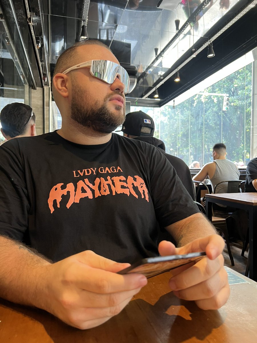 carlos_fly's tweet photo. Ainda tô tentando entender se eu vivi mesmo o que vivi. Lady Gaga em Copacabana, de graça, na minha frente. Um sonho que parecia impossível e se tornou o momento mais emocionante da minha vida. Eu vi a minha maior inspiração de perto. Eu vivi isso. #MAYHEMOnTheBeach https://t.co/GR64wPYmJh
