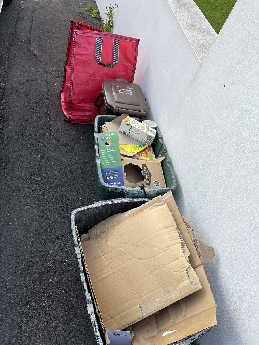 MichelleOwen7's tweet image. Hi @NorthSomersetC why is this not collected? Once again will fill in a missed collection form. We’ve taken our black bin to the tip as we have mountains of dog nappies, baby nappies, cat litter and pull ups and it’s not hygienic. I don’t understand why this isn’t taken again?