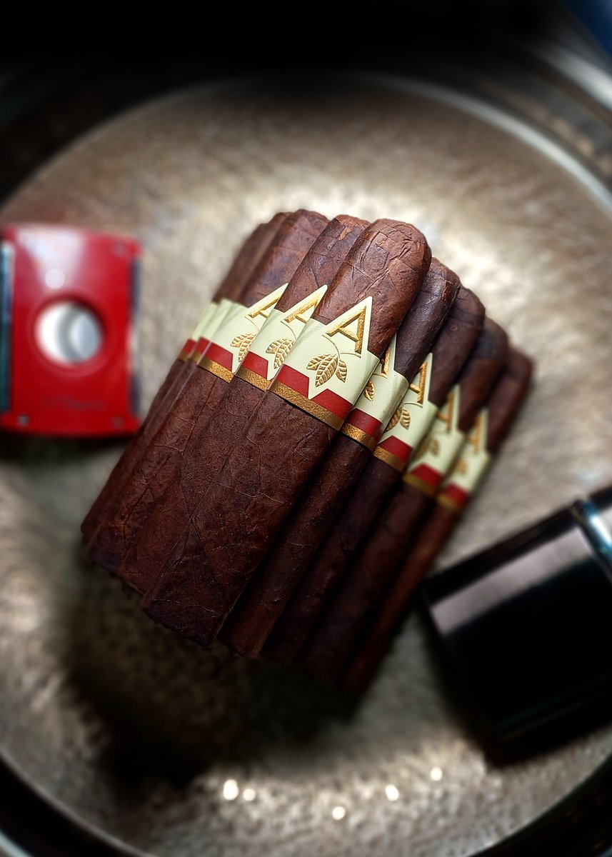 Like fine jewelry: only for special occasions.🍂

#ArtistaFalu #ArtistaCigars