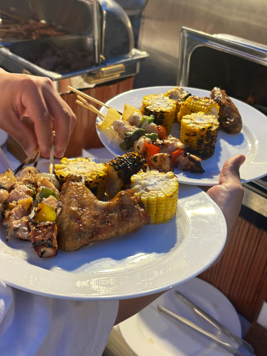 kuroetty_m's tweet image. 宿泊しているホテルの
お隣りの敷地はBintang Bali Resort🌴

VIPとは何ぞや😳⁉️

空の下で食べるdinner🍖

たまには良いね🌼

バリ島の民族衣装かわいい😍

＊

うふふふ❤️

#SVN ✨遣いの申し子達が集結🌸
