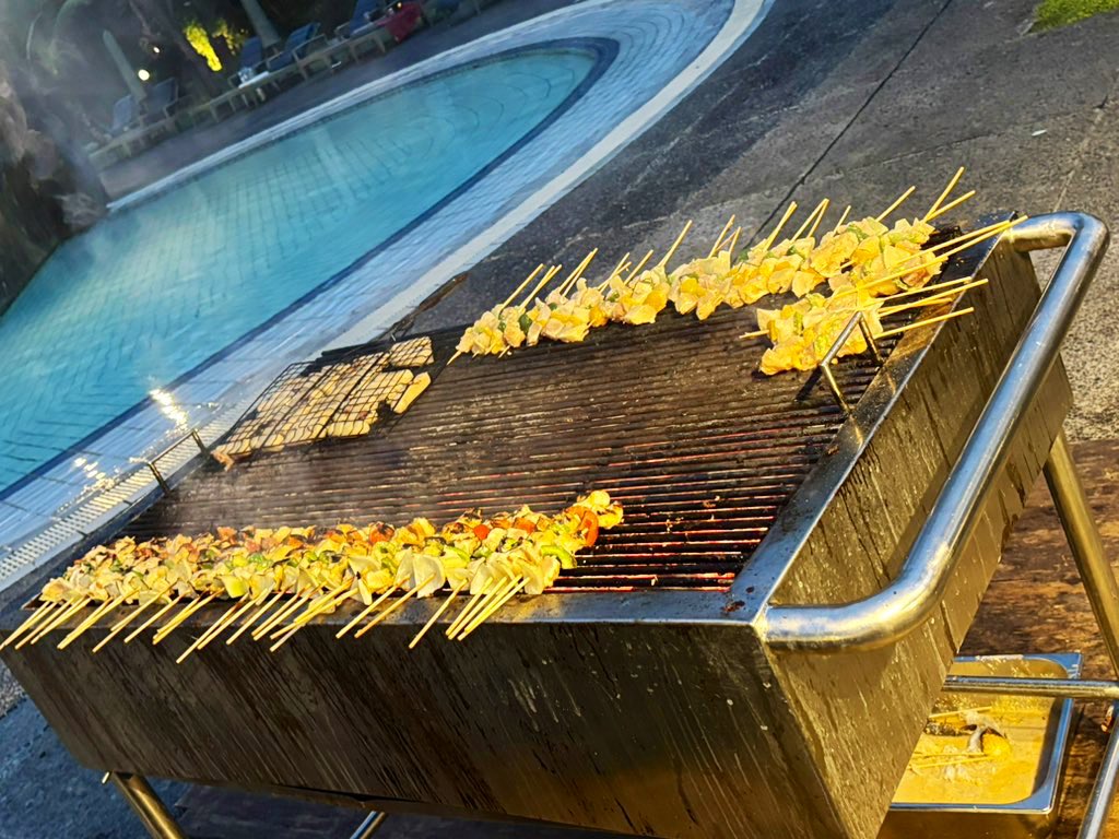 kuroetty_m's tweet image. 宿泊しているホテルの
お隣りの敷地はBintang Bali Resort🌴

VIPとは何ぞや😳⁉️

空の下で食べるdinner🍖

たまには良いね🌼

バリ島の民族衣装かわいい😍

＊

うふふふ❤️

#SVN ✨遣いの申し子達が集結🌸