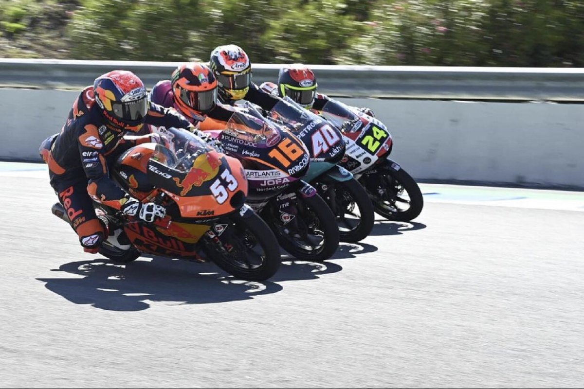 If somebody ask me how was racing moto3 ?
This pic is the answer 😂