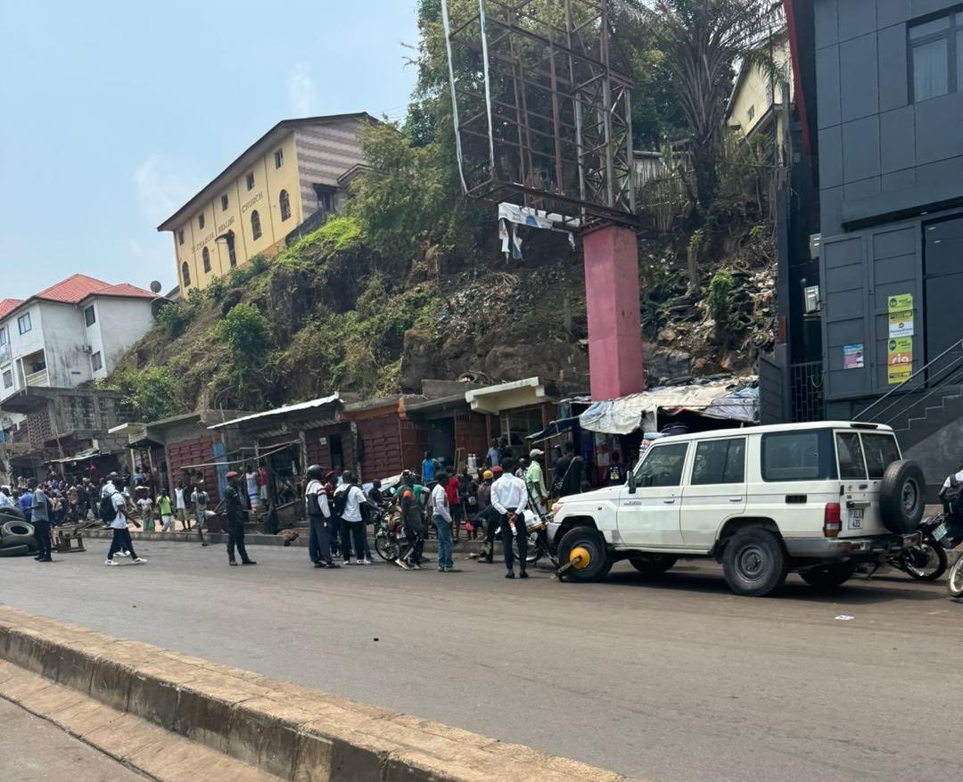 AnthonyBoc23029's tweet photo. Operation “Clear Dowazack Junction” and Post-Malador Fuel Station, led by the Executive Director of SLRSA and Team James Bio, aims to ensure the free flow of vehicular traffic in the area.⁦@julius_maadabio⁩ ⁦@VP_Jalloh⁩ ⁦@FirstLadyBio⁩ ⁦@Cee_Bah⁩ https://t.co/7GvtirGlHF