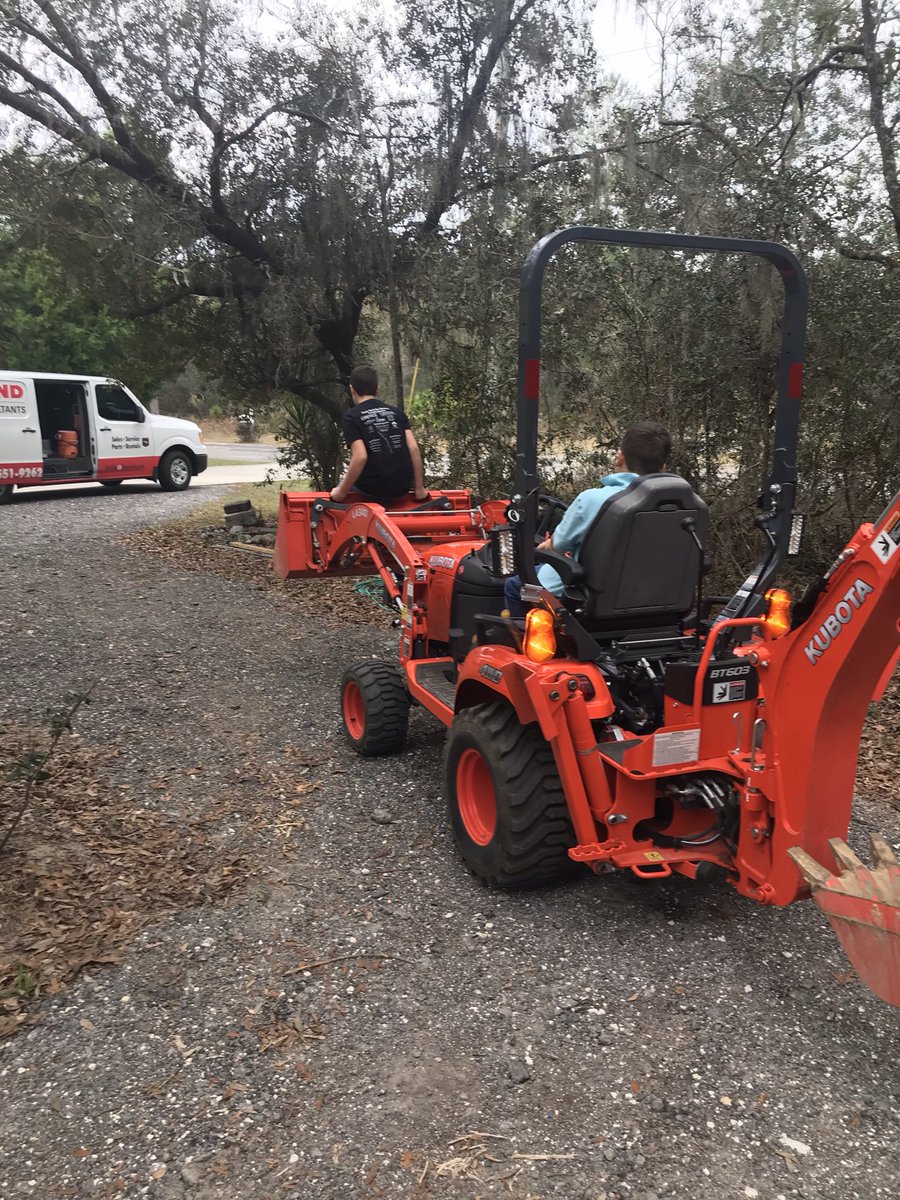 Lifttrucktech's tweet photo. @DicksTrash KUBOTA! https://t.co/9AEM9rhLLL