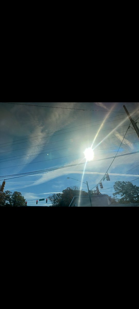 LisaMac51293984's tweet image. WHY are my skies looking like this every day? And skies accross America?
Americans need to be put first .
THIS makes me heartbroken &amp;amp; outraged.
OUR skies are being sprayed with toxins .
And we are losing way too many Americans from Drug Overdoses.