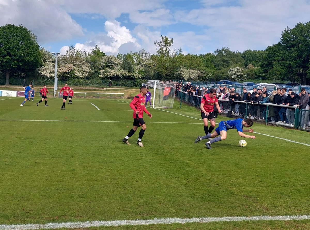 sblack83's tweet image. Match 95 of 2024/25:
🔵🔵 LONDON LIONS 1️⃣
Davis (13)
🔴⚫️ WORMLEY ROVERS 1️⃣
Asiedu (27)
LONDON LIONS WIN 4-3 ON PENALTIES
🏆 Spartan South Midlands Premier Division Play-Off Final
🏟 Rowley Lane Sports Ground (#298)
🎟 £8
👥️️ 406
@LondonLions_ @WormleyRoversFC @SpartanSMFL