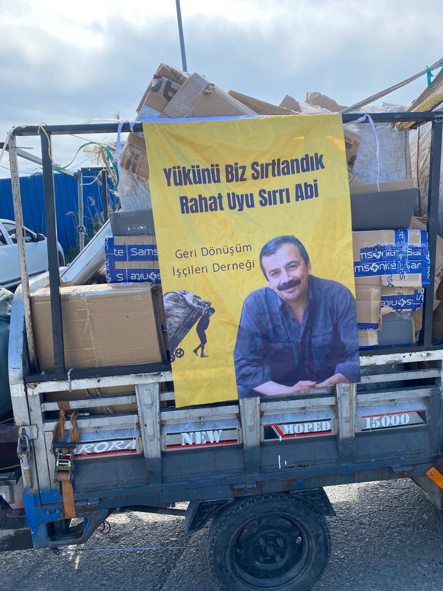atikkagit's tweet photo. Sadece derneğimizin kuruluşunda değil, sokaklarda var olduğumuz günden beri yanımızda ve yoldaşımızdı Sırrı Abi.

Hem kahrımızı hem dertlerimizi hem de sorunlarımızı çok çekmişti.

Şimdi sıra biz de ve yükünü sırtlanmaktan onur duyarız Sırrı Abi...

#SırrıSüreyyaÖnder https://t.co/YFfPnp4fEZ