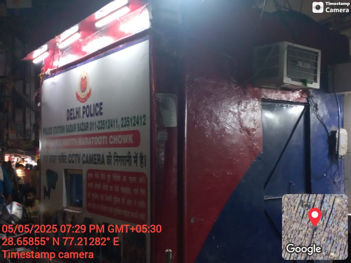 PressSubodhJain's tweet image. यह @DcpNorthDelhi के सदर बाज़ार थाने का पुलिस बूथ है।

इसमें वातानुकूलित यंत्र यानी #AC लगा आ रहा है।

अब सवाल है कि यह #DCP साहब ने अपने वेतन से लगवाया है या @Ravindra_IPS ने या फिर दरियादिल @CPDelhi ने !

या फिर उस पैसे से लगा है जो इलाक़े में अवैध पटरियों से लगातार आ रहा है?…