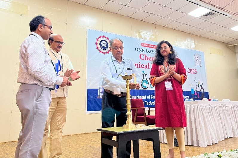 IITISM_DHANBAD's tweet image. 🚀 Strengthening Industry-Academia Synergy

The Department of Chemistry and Chemical Biology at IIT (ISM) Dhanbad successfully hosted the Chemical and Biochemical Industry Meet, bringing together leading voices from pharma, CDMO, CRO, and environmental sectors.

Inaugurated by…