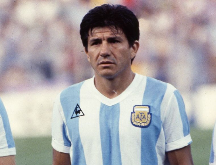 Lo disfrute en el Mundial 78. Lo respeté cuando jugaba en el equipo rival al que soy hincha. Lo admiré por su humildad. Tuve la posibilidad de charlar una vez con el, un tipo simple, no se la creía. QEPD Campeón!!!