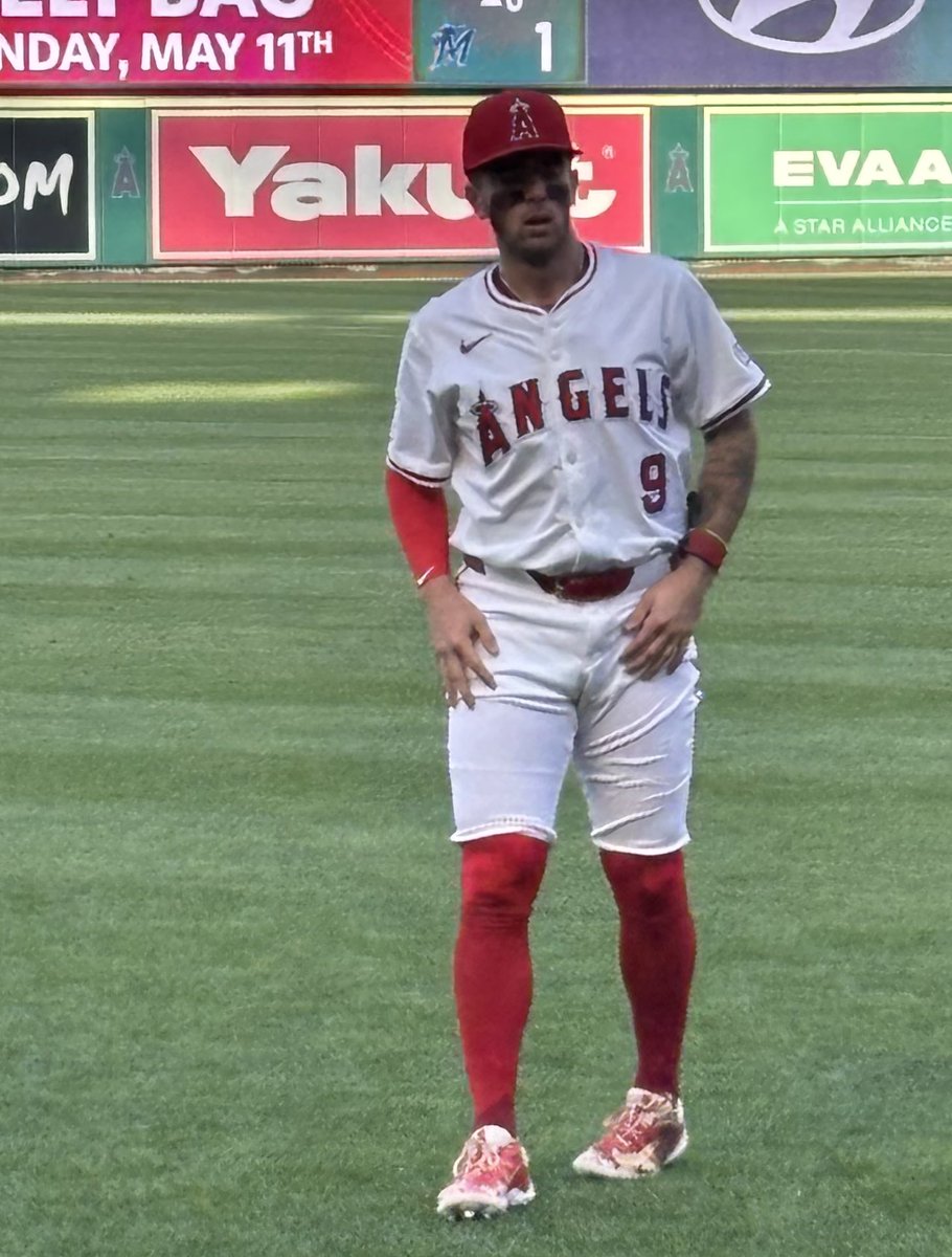 0Cfanatic24's tweet image. Still can’t believe I got to meet Zach Neto this weekend, In his 3min to spare before the game he took time to sign about 10 autographs and I was lucky enough to be one of them. Such an awesome dude u can tell he was raised right, Awesome with the fans… Glad he’s an Angel😇😇😇