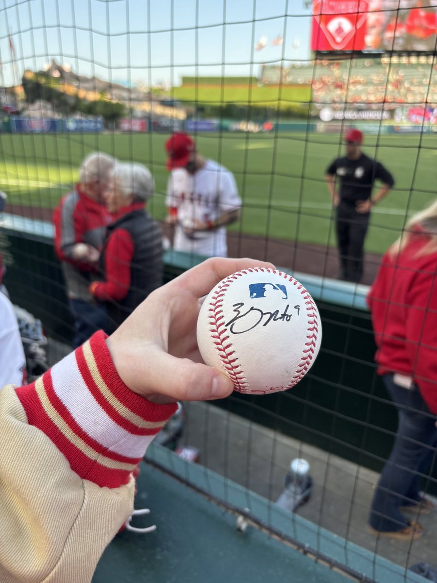 0Cfanatic24's tweet image. Still can’t believe I got to meet Zach Neto this weekend, In his 3min to spare before the game he took time to sign about 10 autographs and I was lucky enough to be one of them. Such an awesome dude u can tell he was raised right, Awesome with the fans… Glad he’s an Angel😇😇😇