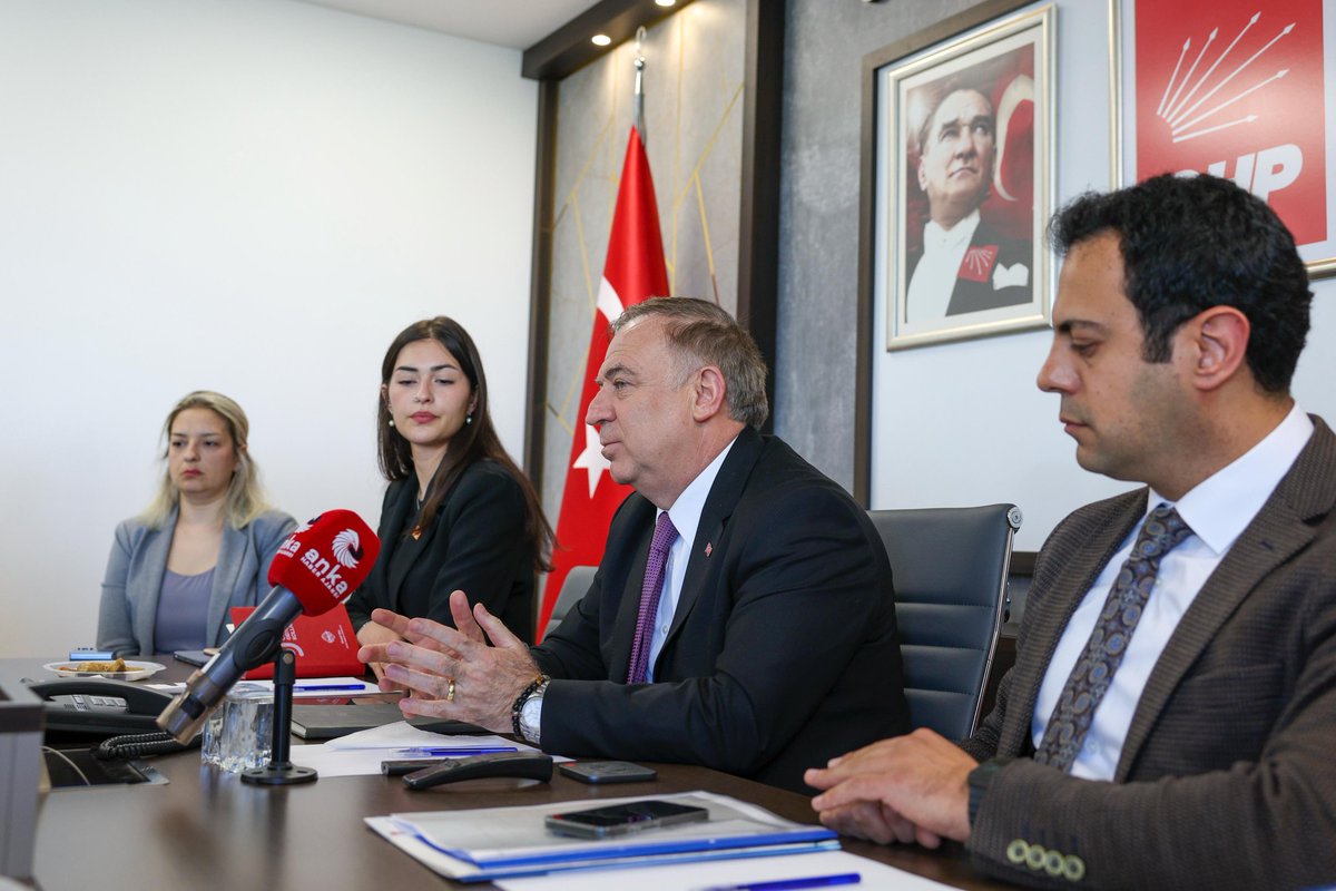 CHP Genel Merkezi Bilim Yönetim Kültür Platformu Toplantı Salonu'nda, sivil toplum kuruluşlarının temsilcileriyle birlikte "İklim Kanunu" gündemini ele aldık.  

Ülkemizin karşı karşıya olduğu iklim krizi, geleceğimizi tehdit eden en büyük sorunlardan biridir. Bu önemli konuda,