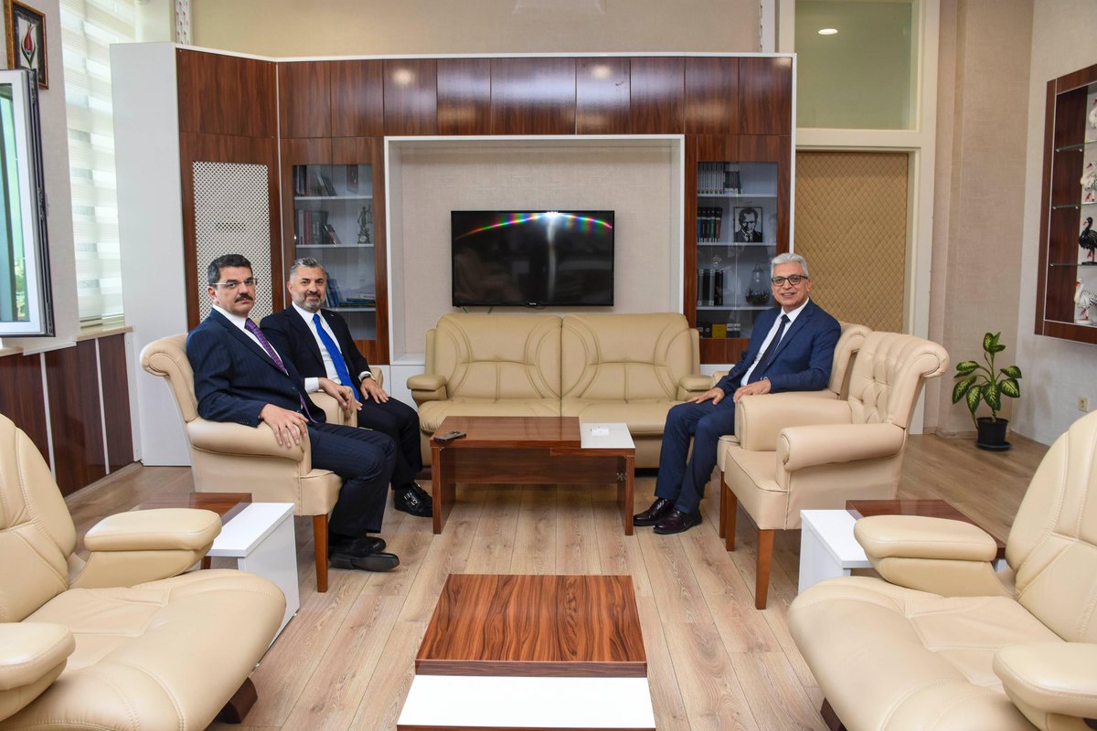 Adana Cumhuriyet Başsavcımız Sayın Altuğ Kürşat Şahin’e yeni görev yerinde hayırlı olsun ziyaretinde bulunduk.
Ziyaretimiz vesilesiyle, kıymetli hukuk insanı Adalet Komisyonu Başkanımız Sayın Mehmet Ali Çolak ve yargı teşkilatımızın değerli temsilcisi tecrübeli Sayın