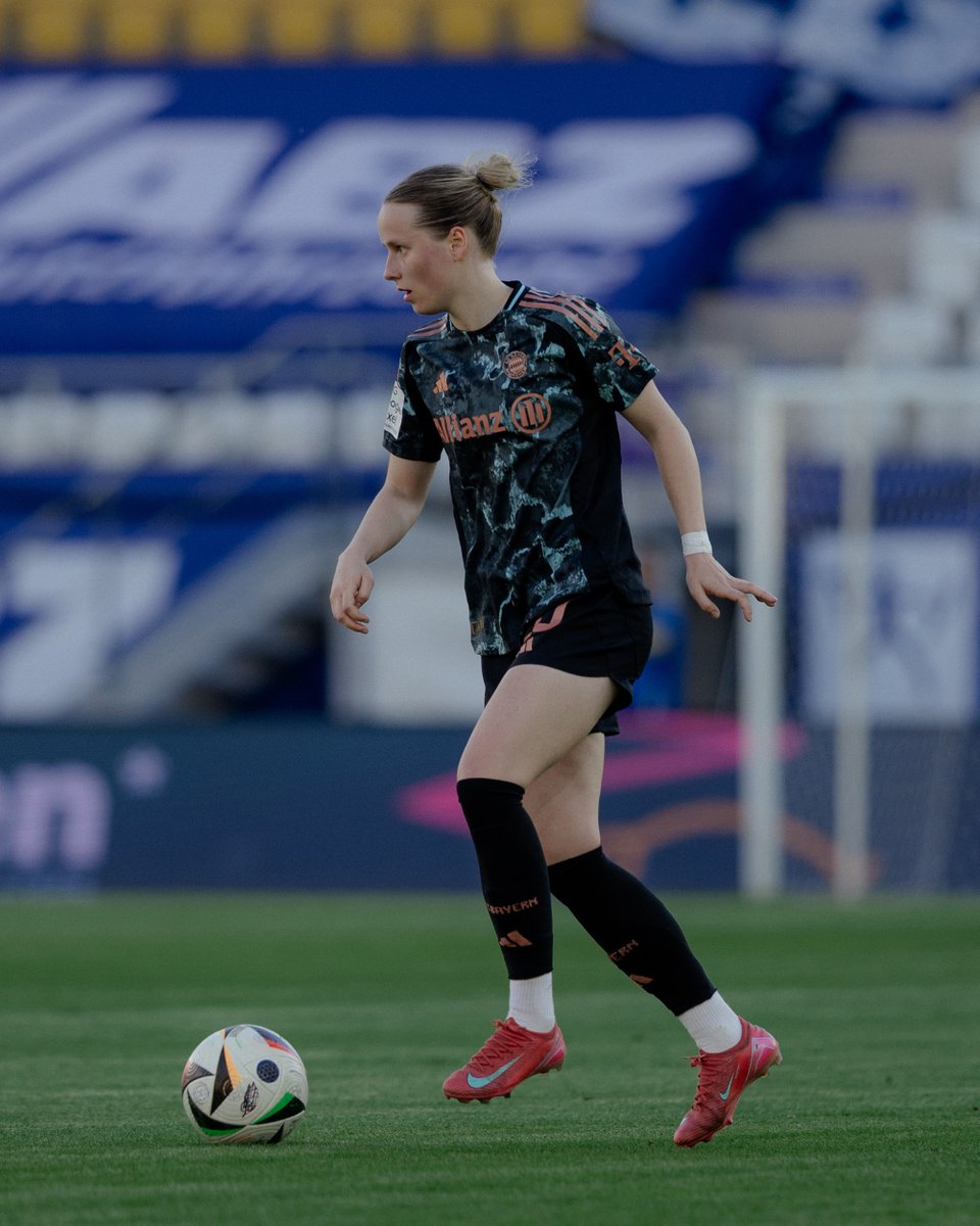 Wir haben hier mittlerweile 11:4-Torschüsse und 78 Prozent Ballbesitz, Jena macht es uns aber weiterhin schwer.

⚫ #CZJFCB | 0:0 | 60‘