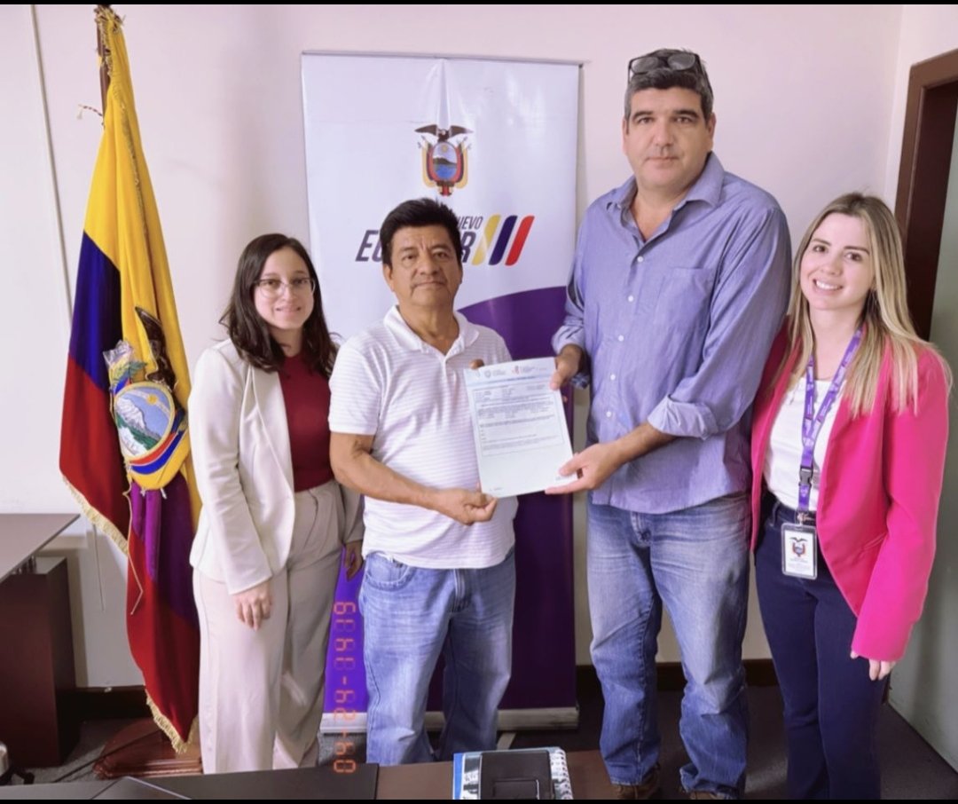 #Manabí | Vidal Choez García, pequeño productor de maíz de la comunidad La Fortuna parroquia El Anegado del cantón #Jipijapa, recibe su escritura, luego del proceso de legalización de tierras rurales, con el documento podrá acceder a los beneficios que otorga el Gobierno.