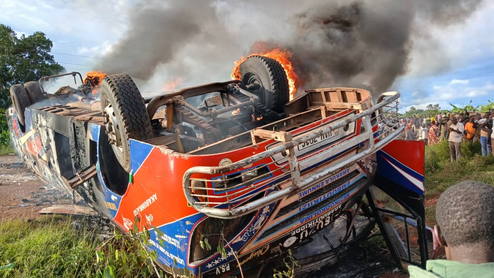 BuikweHospital's tweet photo. We stand with the families of the victims of the Mukono-Katosi road accident in Makindu Village. As a hospital, we can confirm that we are caring for 15 victims, and our medical team has worked diligently to stabilize their conditions, which are now stable. https://t.co/HIt53zX5jX