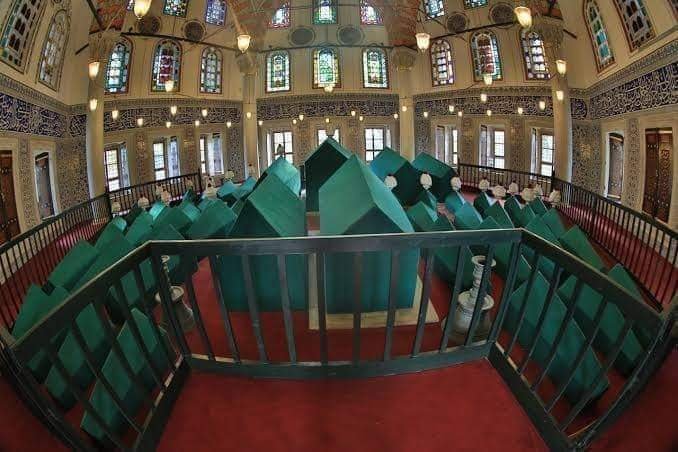 ■ İKTİDAR HIRSI KATLİAMI 

■III. Murat 1595’de öldü. 

■Ayasofya Camisi avlusunda 54 mezar vardır!

■Bunlardan 20’si oğlu, 23’ü kızıdır. 

⛳️Peki 1595’de ne oldu?.. Saraya kıran mı girdi?..

⛳️Hayır, salgın da olmadı, kıran da girmedi…