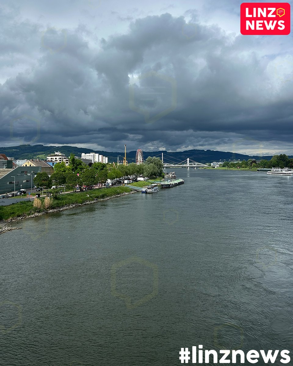 linzdotnews's tweet photo. ⛈️ Nicht nur am Sonntag gab es dunkle Wolken über dem Jahrmarkt!
📉 Trotz Prachtwetter verzeichnete das Volksfest heuer ein Besucherminus von 30.000 Menschen!
🚳 Lange Radwegsperre sowie Marktverkehr durch das Naherholungsgebiet sorgen für viel Kritik.
#urfix #linz #linznews https://t.co/HZtCL1nqNU