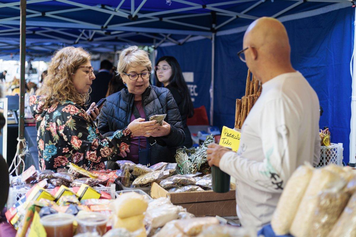 Ministro de Economía, Nicolás Grau, junto a la gerenta general de Sercotec, María José Becerra y representantes de asociaciones de Ferias Libres, participan del lanzamiento del Fondo de Desarrollo de Ferias Libres de Sercotec.

Conoce más detalles 👉 sercotec.cl