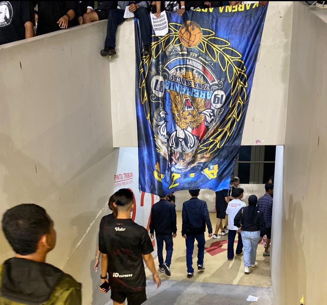 Kami tidak akan pernah menerima para pendukung arema menginjakkan kaki di kota kami, karena itu adalah sebuah bentuk penghinaan terhadap korban dan juga keluarga yg berjuang mencari keadilan.
Sebab pengkhianatan paling busuk adalah menjilat air liur musuh.