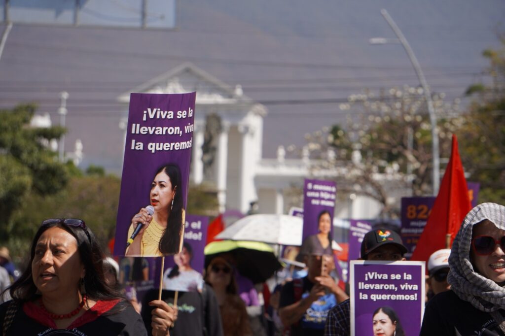 #SandraDomínguez, abogada y defensora de #DDHH; denunció a personajes del ámbito político de Oaxaca, por violentar a mujeres indígenas ayuuk a través de un chat sexual. Ese mismo año, comenzó a recibir amenazas de muerte. 
📲  acortar.link/pePnrt
#JusticiaParaSandra #Oaxaca