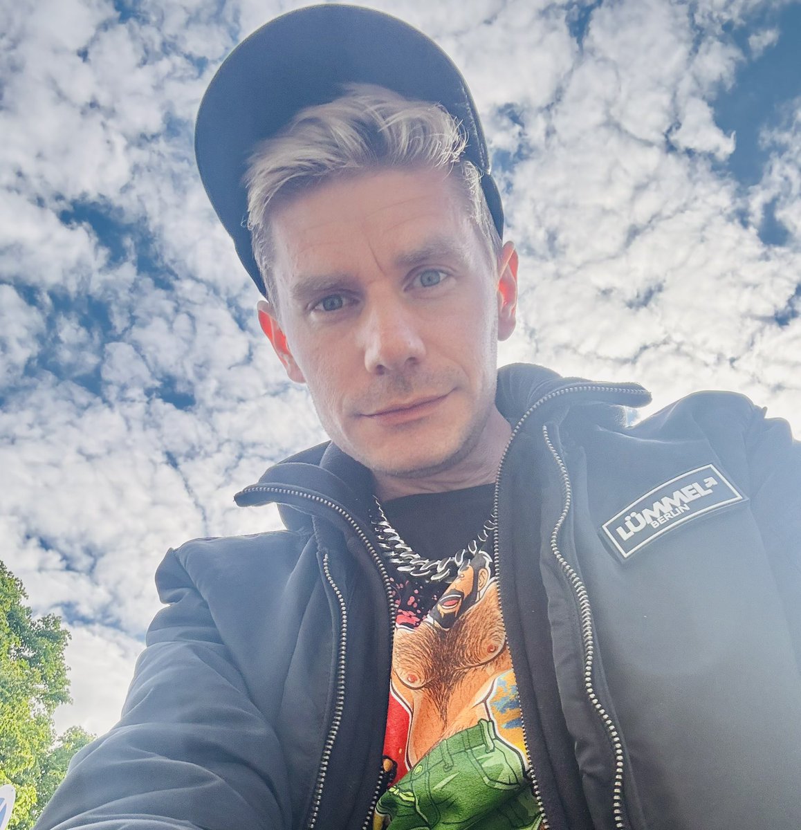 Einfach mal Glitzerkette statt grauer Alltag. Für mehr Farbe im Leben – und auf der Brust. 

Sometimes all you need is a sparkly chain to break the grey routine. Add some color to your life – and your chest. #QueerStyle #moorehugs #VisibleAndProud <a href="/bobobearart/">Bobo Bear</a>