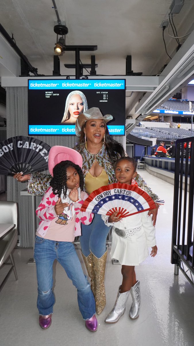 MsVivicaFox's tweet photo. #ABOUTLASTNITE FUNTIMES @Beyonce concert @SoFi This concert was EPIC!! A MUST SEE! We danced, sang, I CRIED & cheered! BEST TIME EVER w my Goddaughter"s @princessimanjoelle #LOVE @loveazja @jussiesmollett @jabariredd & more! #CowboyCarterTour ππΎπΈπ½π’πππΎ https://t.co/sKSaVRcMGW