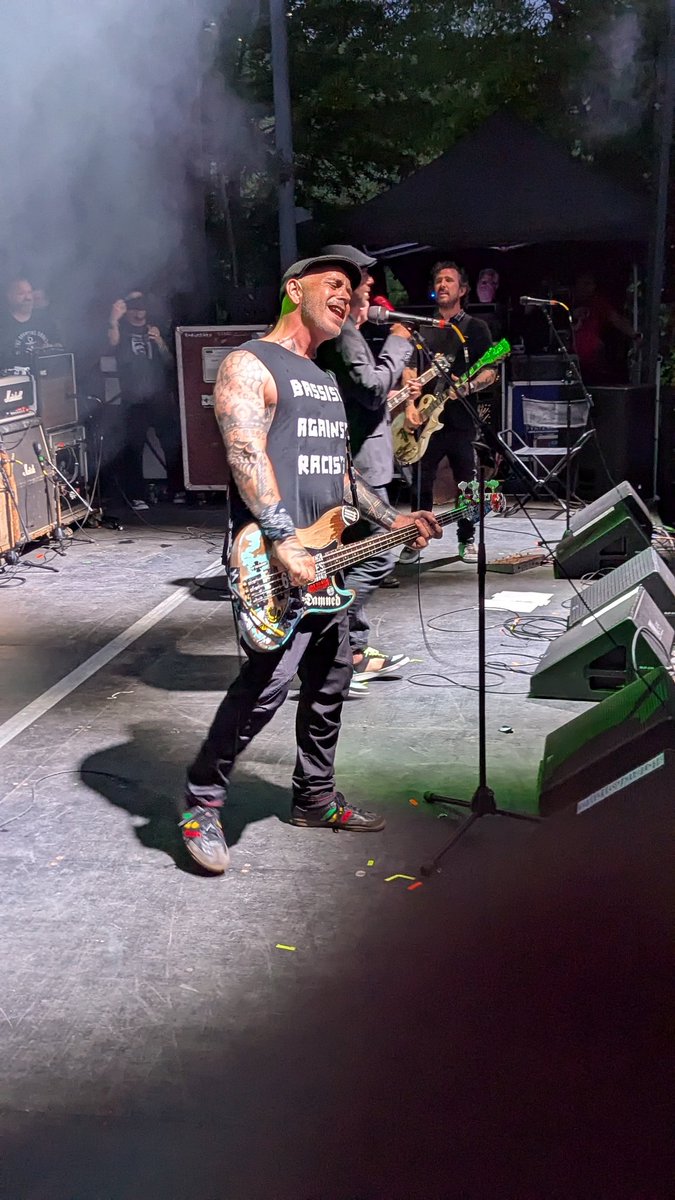 PrettyGoodSam's tweet photo. Such a killer weekend @singushomefest! Outstanding crew, great music, old friends/new friends, thunder and lightning. Can't wait for next year. ❤️💪🤘 https://t.co/iKX3Qk4D9y
