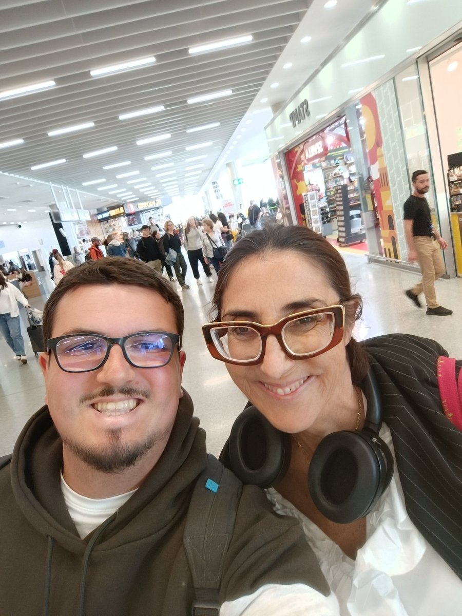 En el aeropuerto de vuelta a casa me encontré a una fan que me pidió la foto. Ayudadme a localizarla.