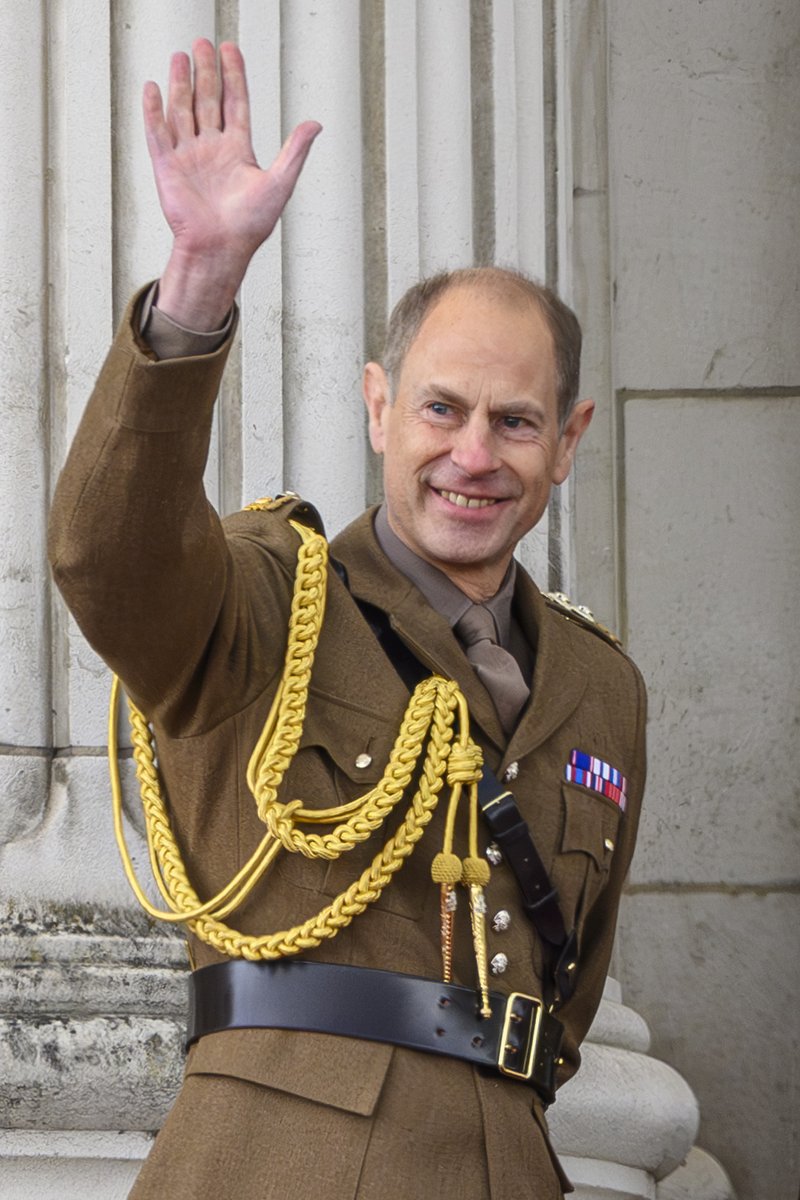A few royal waves from the balcony of Buckingham Palace following the flypast to commemorate the 80th anniversary of VE Day #VEDay #VEDay80 #royal