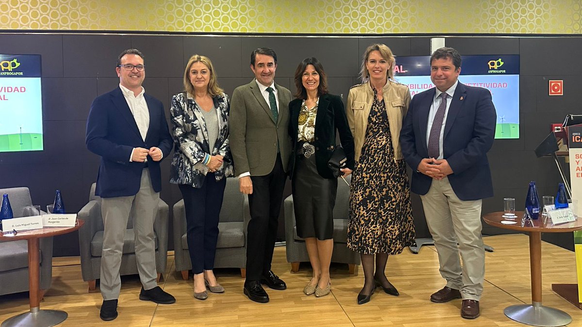 jcsquinones's tweet photo. Hoy he clausurado la jornada de la Sostenibilidad y competitividad ambiental en el medio rural, organizada por la Agencia #ICAL. https://t.co/L1HkrVgGDk