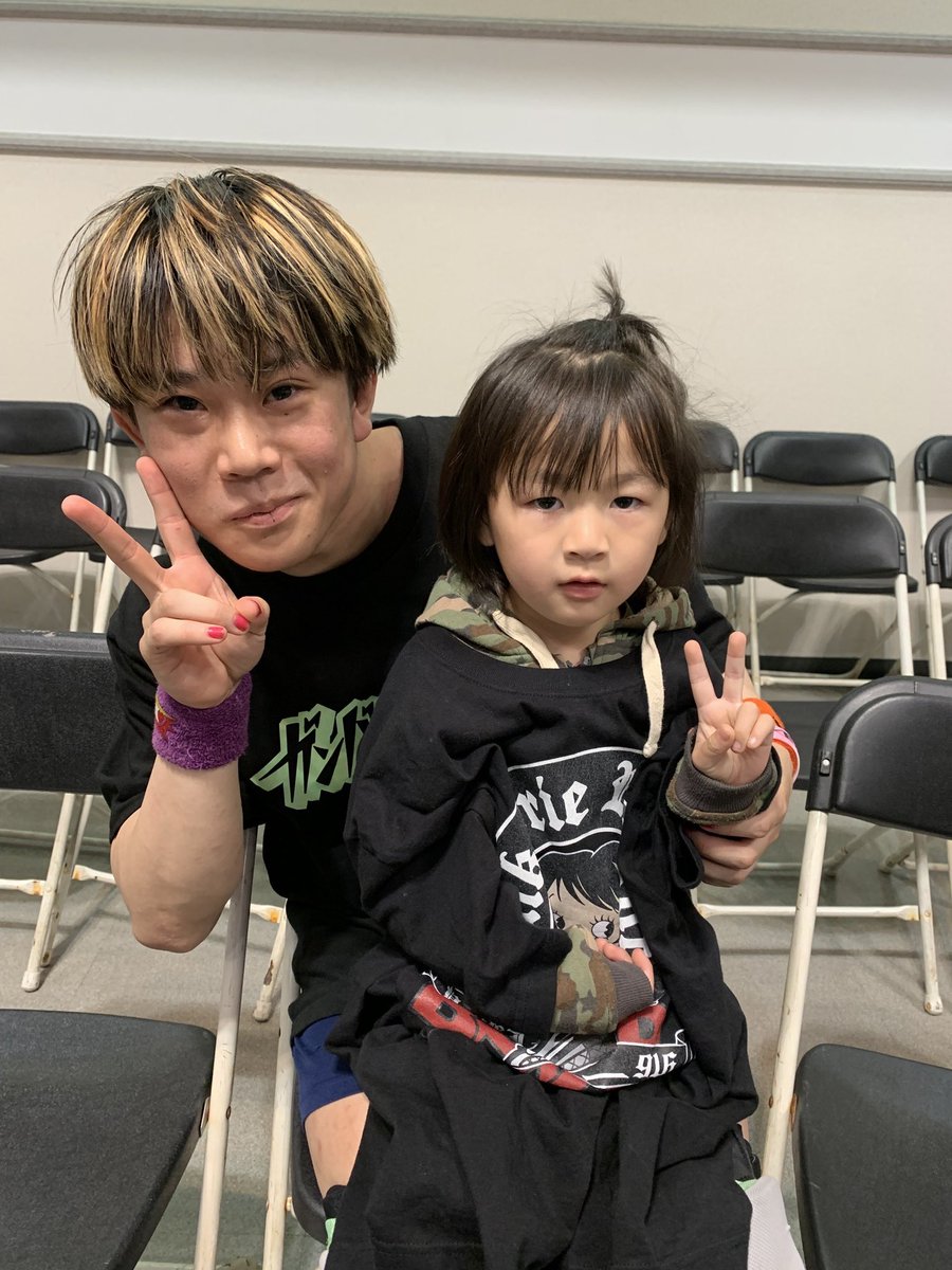 CBdL3rJan749326's tweet image. ガンバレプロレス観戦してきたよ🔥
今日もガンバレを貰えたから、明後日からも幼稚園頑張れるよ💪
一緒に写メ撮ってくれた選手の皆さん、ありがとう😊
#GunPro
#YuuRI
#勝村周一朗
#中村宗達
#ドラゴンリブレ