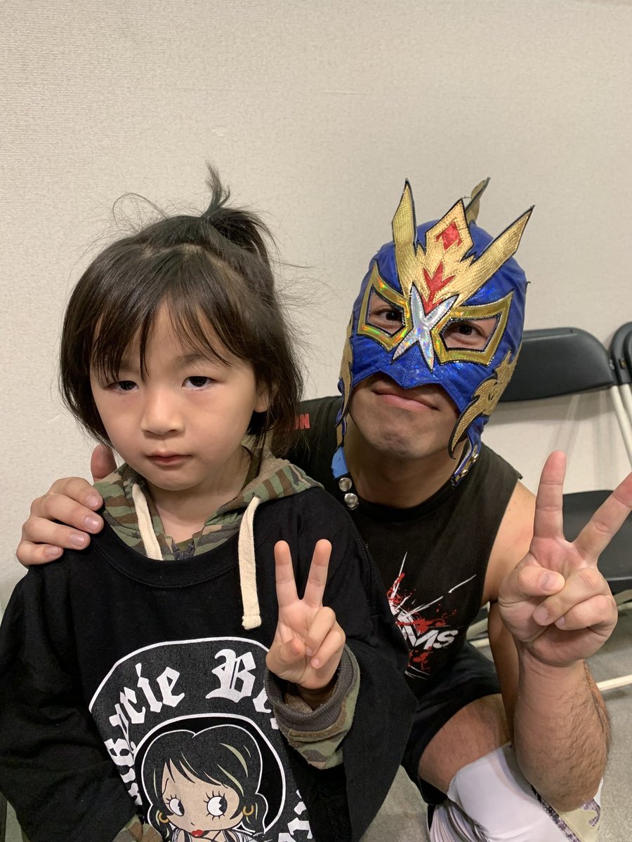 CBdL3rJan749326's tweet image. ガンバレプロレス観戦してきたよ🔥
今日もガンバレを貰えたから、明後日からも幼稚園頑張れるよ💪
一緒に写メ撮ってくれた選手の皆さん、ありがとう😊
#GunPro
#YuuRI
#勝村周一朗
#中村宗達
#ドラゴンリブレ