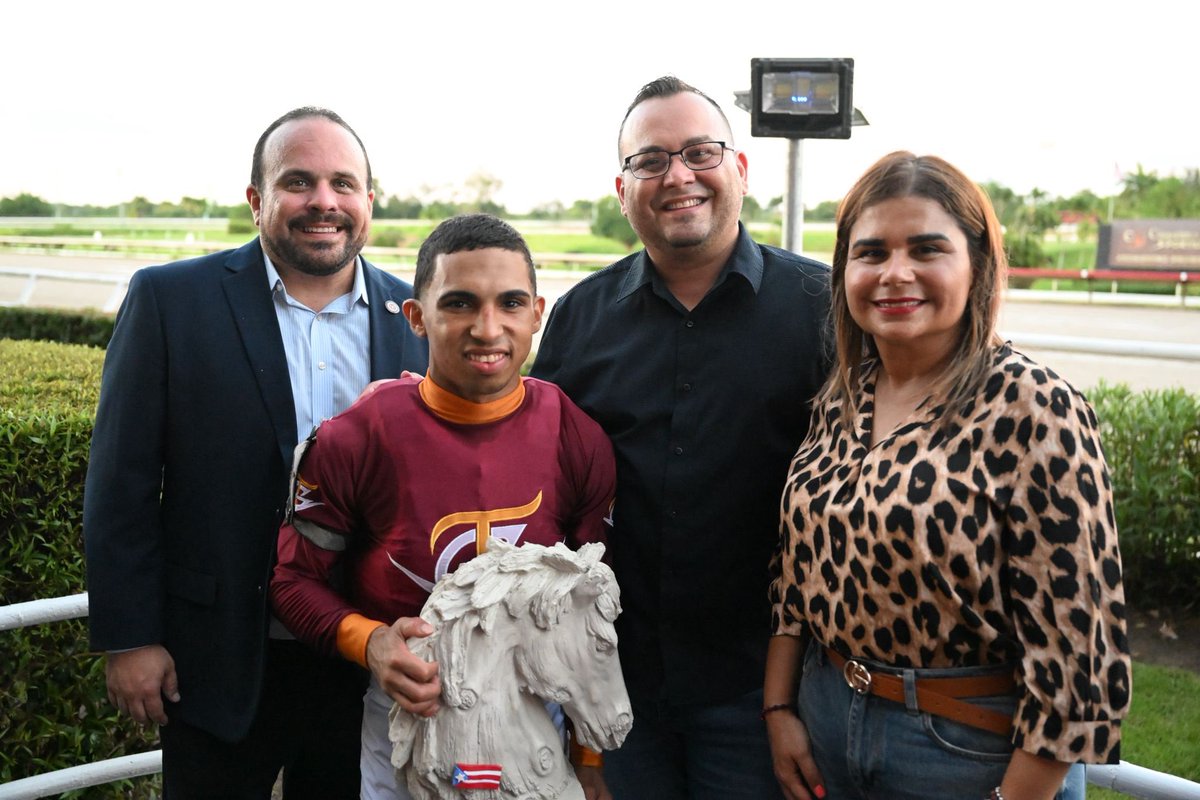 ComJuegosPR's tweet image. Ayer se celebró la 48.ª edición del #DerbyPuertorriqueño, destacando la excelencia del hipismo en la isla. Felicitamos al invicto Carismático, del Establo Tony Guzmán, entrenado por Jason Lisboa y montado por el jinete Jorge I. Vélez, por su tercera victoria consecutiva.