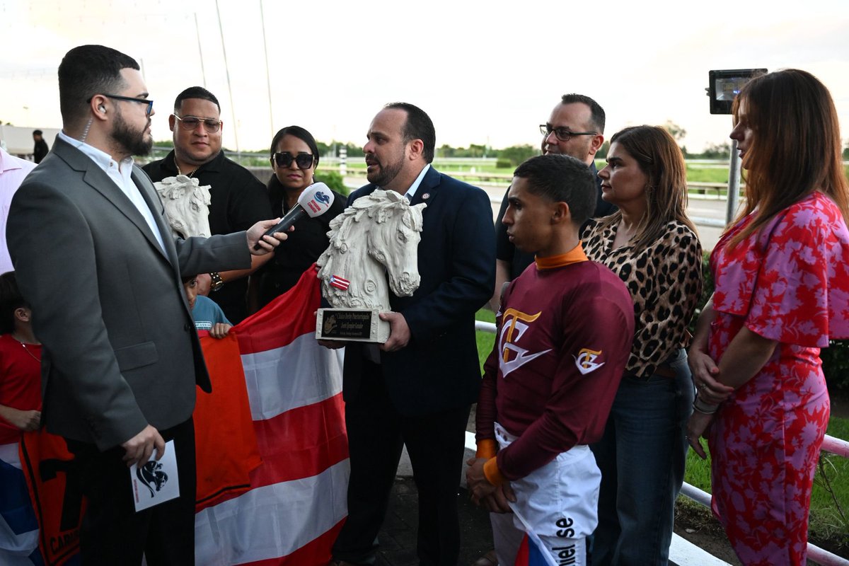ComJuegosPR's tweet image. Ayer se celebró la 48.ª edición del #DerbyPuertorriqueño, destacando la excelencia del hipismo en la isla. Felicitamos al invicto Carismático, del Establo Tony Guzmán, entrenado por Jason Lisboa y montado por el jinete Jorge I. Vélez, por su tercera victoria consecutiva.