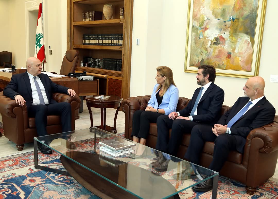 الرئيس عون استقبل وفدًا من صندوق دعم مرضى السرطان، برئاسة السيدة حلا الدحداح أبو جابر.

الوفد أبدى دعمه لمواقف وأهداف الرئيس عون، مشيراً الى الآمال الكبيرة المعلقة عليه من قبل الجميع. ثم عرضت رئيسة الصندوق الصعوبات التي يعاني منها الصندوق الذي يتعاون مع الجامعة الأميركية في