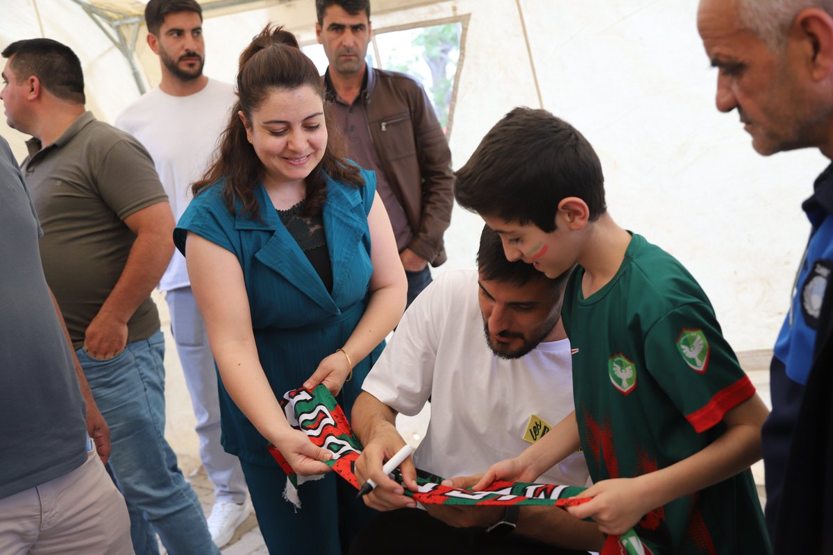 ⚽️Belediyemiz tarafından organize edilen Ergani 1. Kitap Günleri etkinlikleri kapsamında Amed Spor futbolcusu Mehmet Yeşil Amed Spor standında taraftarların aldığı lisanslı forma ve diğer ürünleri imzaladı.

<a href="/bayar61742/">Birsen Azak Bayar</a> <a href="/siyar_guldiken/">şiyar güldiken</a> <a href="/erganikitap21/">ErganiKitapGünleri</a> <a href="/amedskofficial/">Amedspor</a>