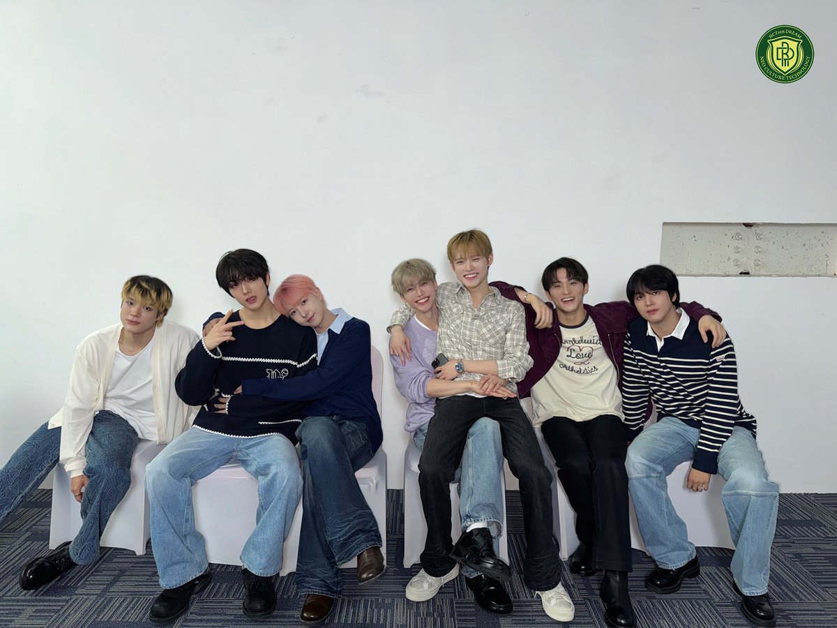jisungphilic's tweet photo. this photo is so prettyyyy, my family :(( https://t.co/93lby5wRJQ