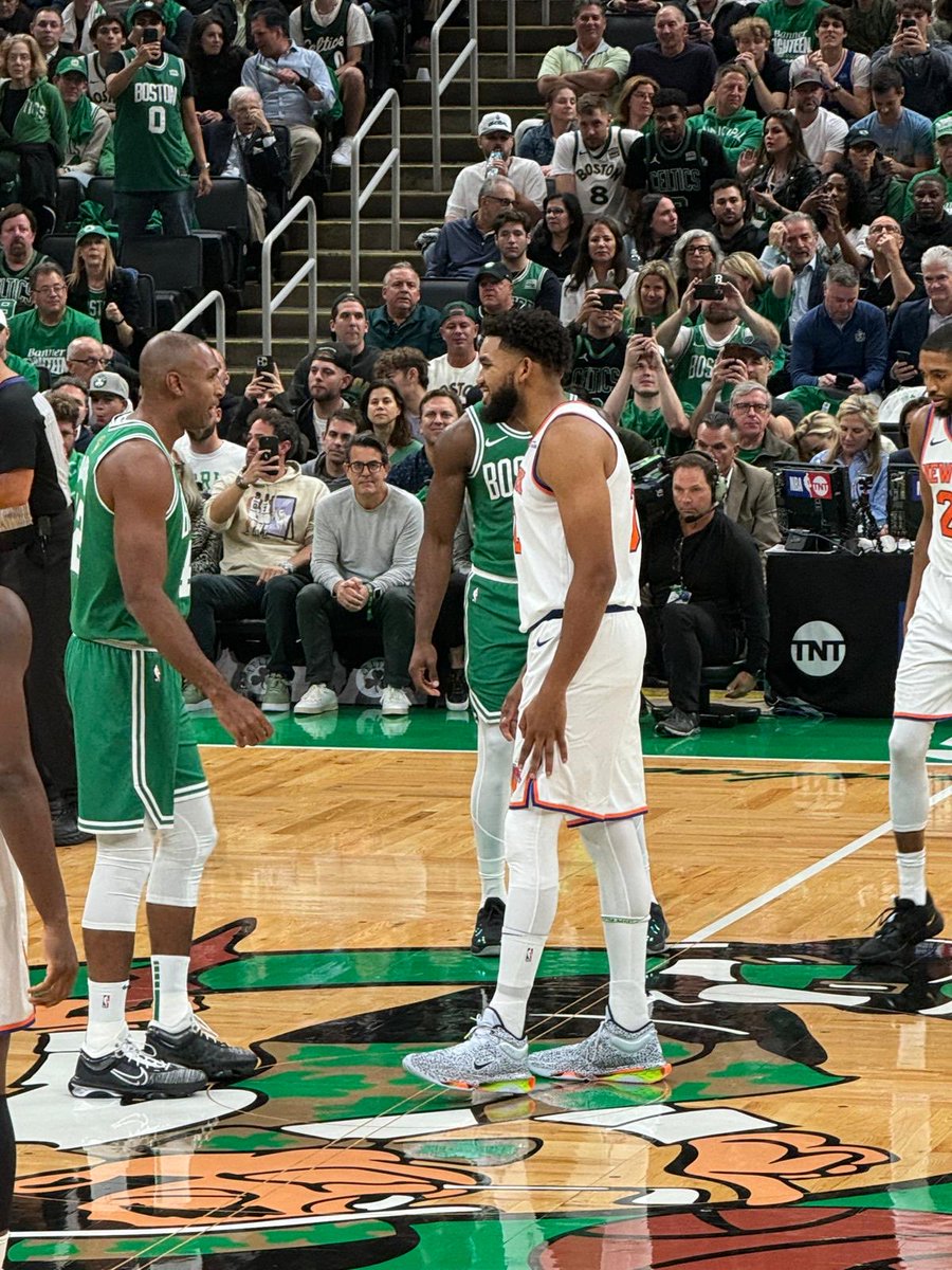 arelismreynoso's tweet photo. Hoy inicia la serie ⁦@nyknicks⁩ VS ⁦@celtics⁩ dos dominicanos haciendo historia en el mejor baloncesto del mundo. Orgullosa de estos dos atletas que revisten de gloria 🇩🇴 con sus carreras exitosas. La foto la tomé en el inicio de la presente temporada en #TDGarden https://t.co/IGwP8cLqmu