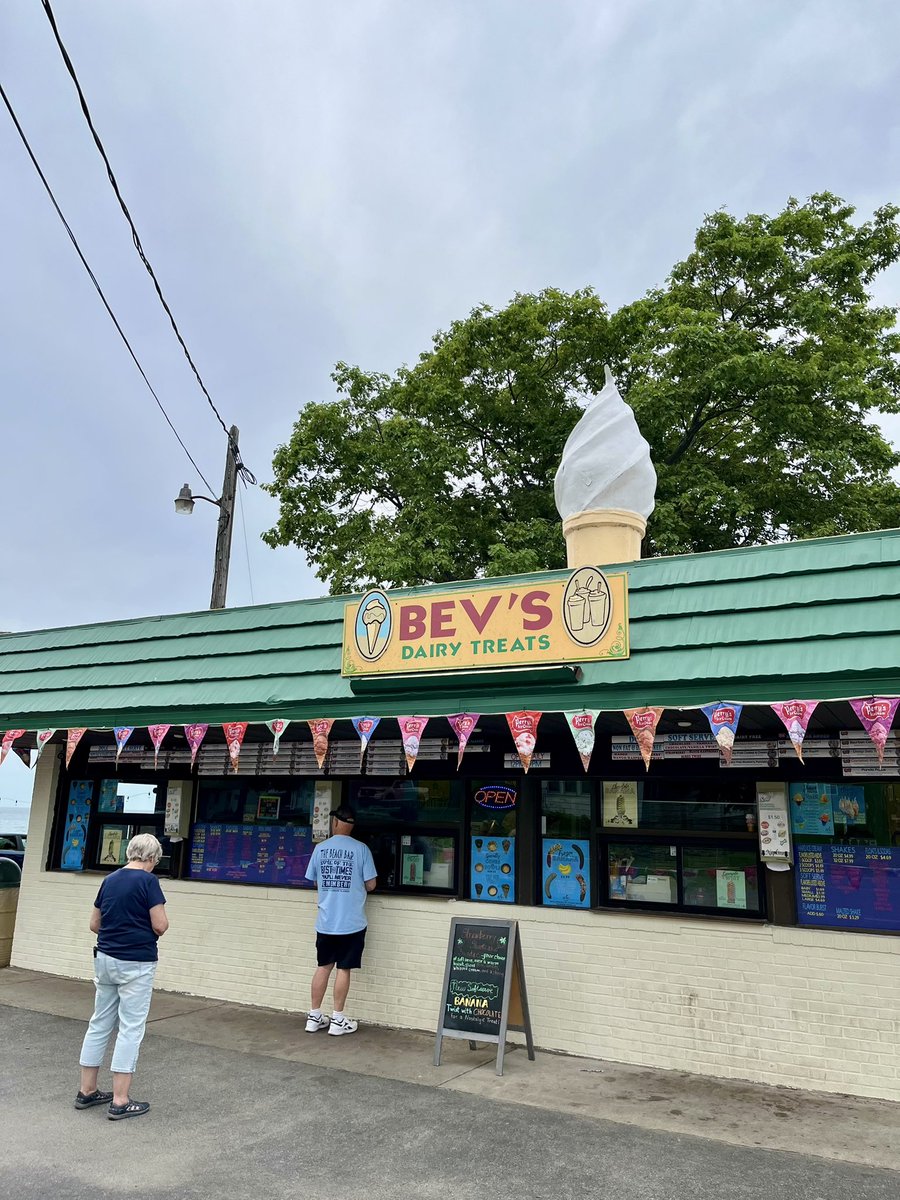 sunyoswego's tweet image. Happy last week of classes, Lakers! 📚 Time to visit Rudy’s or Bev’s — you’ve earned it. 💚💛 #SUNYOswego